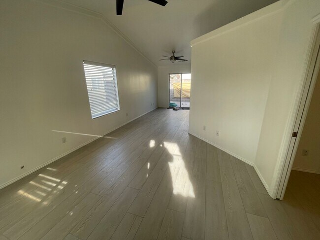 Building Photo - Fresh remodel in quiet neighborhood!  Comm...