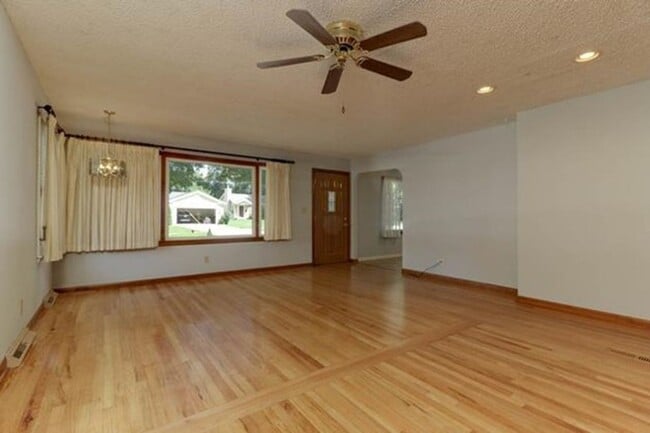 Building Photo - Get $849 off your security deposit!