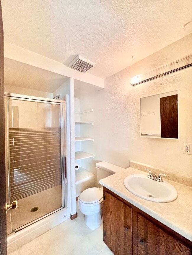 Building Photo - Large 3 Bedroom, 2 Bathroom Home in the Th...