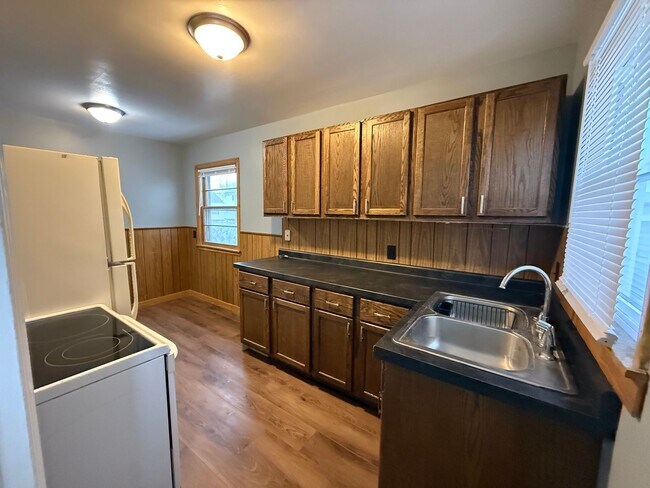 Building Photo - 2 Bed, 1 Bath Single-Family Home Close to Downtown!