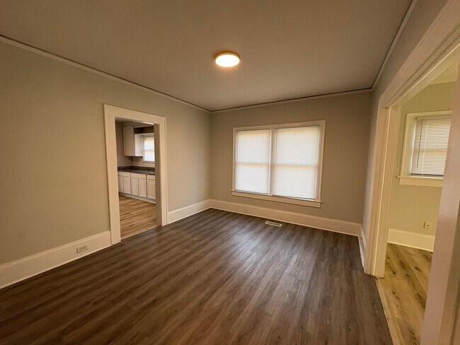 Building Photo - 3bed/1bath House $1295 GSO!