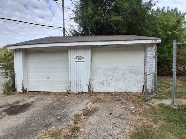 Building Photo - 305 N Logan Ave
