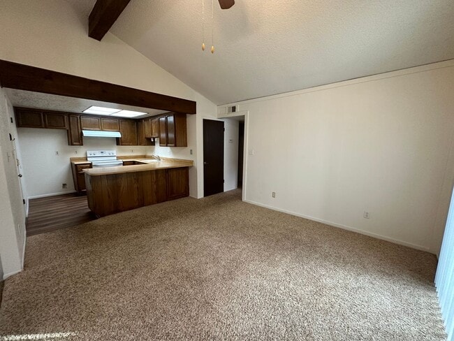 Building Photo - Spacious 2 Bedroom Duplex