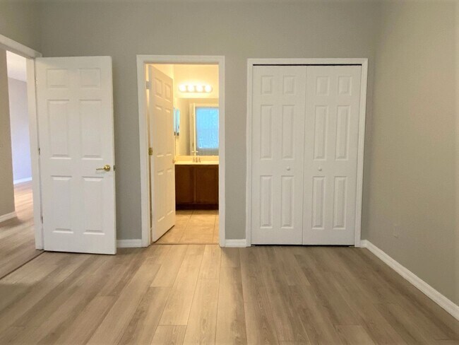 Building Photo - Gorgeous End Unit Townhome in Grande Champions!