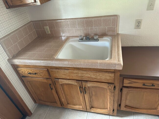 Building Photo - 475 E Mercedes Ave