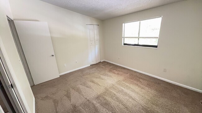 Building Photo - Newly renovated 2 bedroom Townhouse for Re...