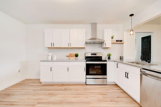 Building Photo - AVAILABLE FOR PRE-LEASE - Modern & Charming 3 Bedroom