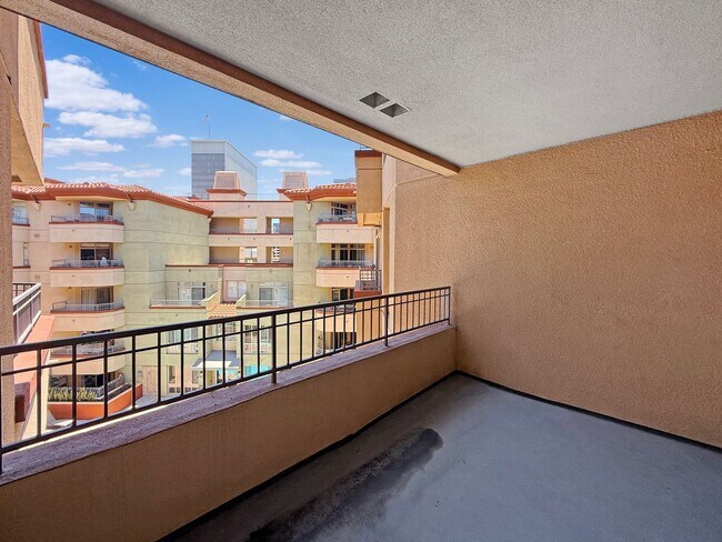 Building Photo - Spacious Studio w/ Washer/Dryer In-Unit, P...