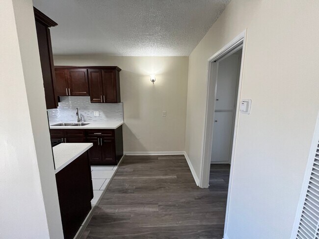 Building Photo - BELLA APARTMENTS: Beautiful 1 Bed - 1 Bath