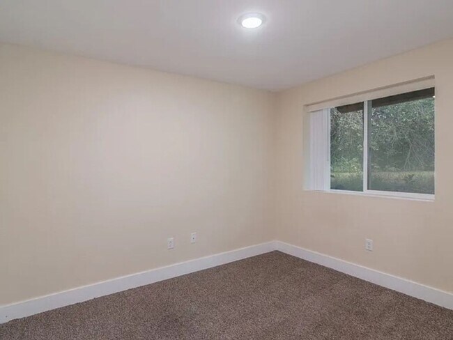 Building Photo - 4 Bed, 2 Bath Duplex Next to EWU!