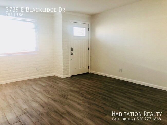 Building Photo - Beautifully renovated 2bd/1ba in Central T...