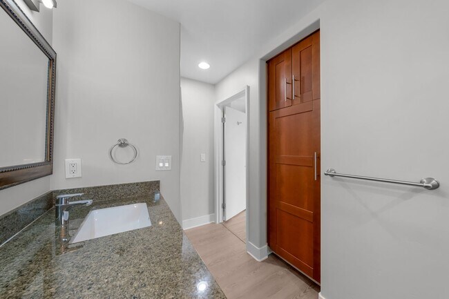 Building Photo - Spacious Studio aand 1-bedroom Apartments in Mission Hills – Prime Location!