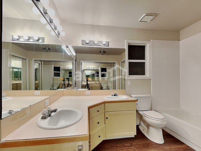 Building Photo - 1075 W Egret Dr