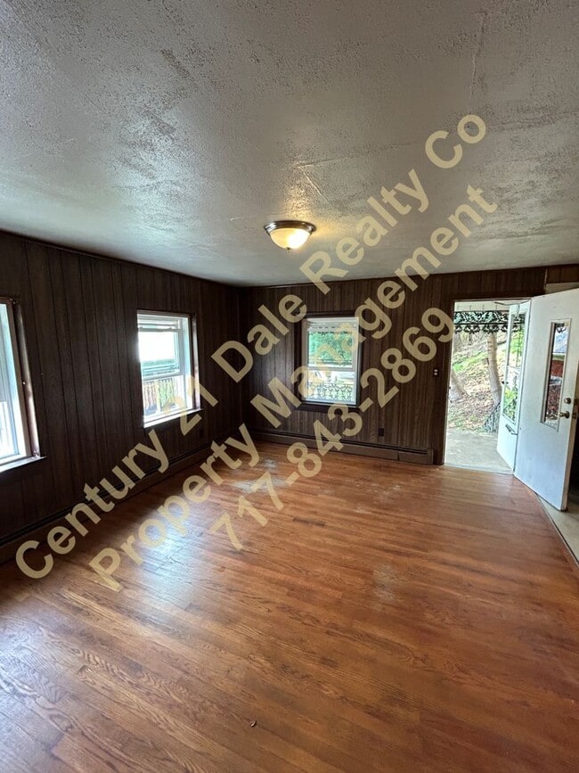 Building Photo - 2 Bedroom home in South Eastern School District with a Large Yard
