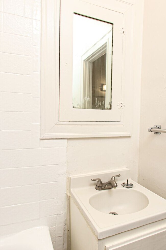 Building Photo - Large Studio close to DTLA, Pasadena, Glen...