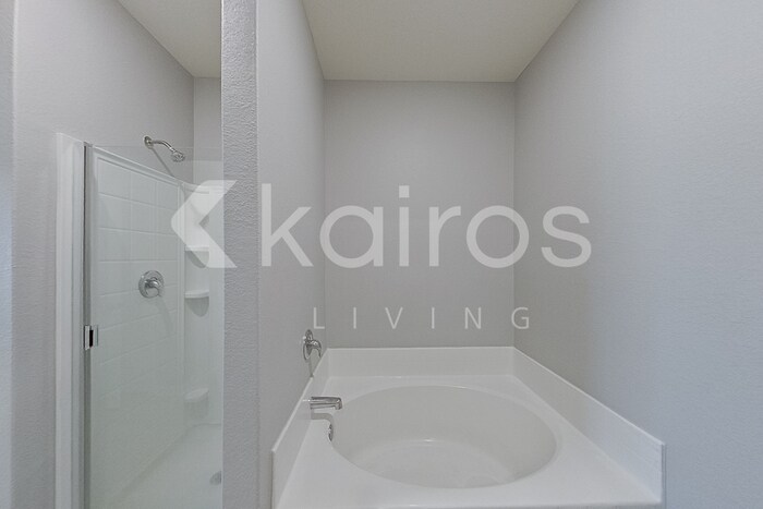 Building Photo - 10722 Hillside Creek Dr