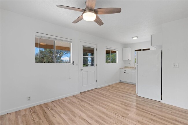 Building Photo - Remodeled 2 Bed/1 bath Attached Cottage in...