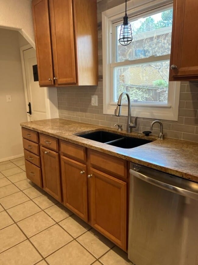 Building Photo - 4 BEDROOM HOME IN SKYWAY!!