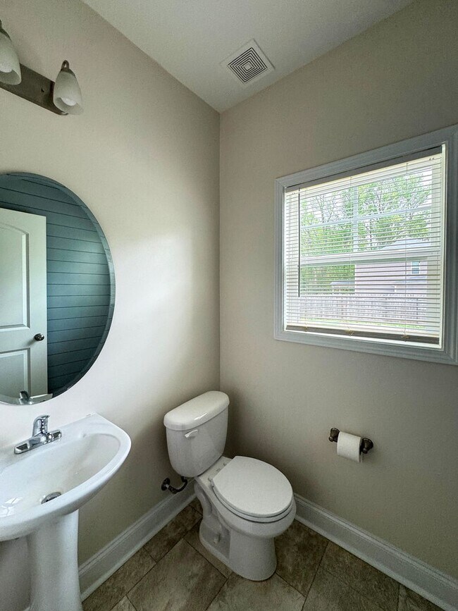 Building Photo - Beautiful 4 Bed 2.5 Bath Home with Fenced Backyard