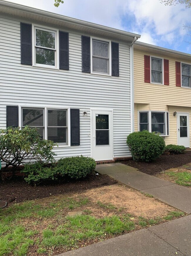 Building Photo - 3 Bedroom 2.5 Bath Townhouse