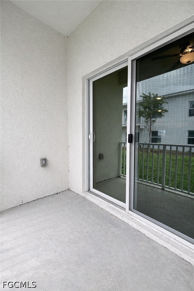 Building Photo - 3325 SW 8th Pl