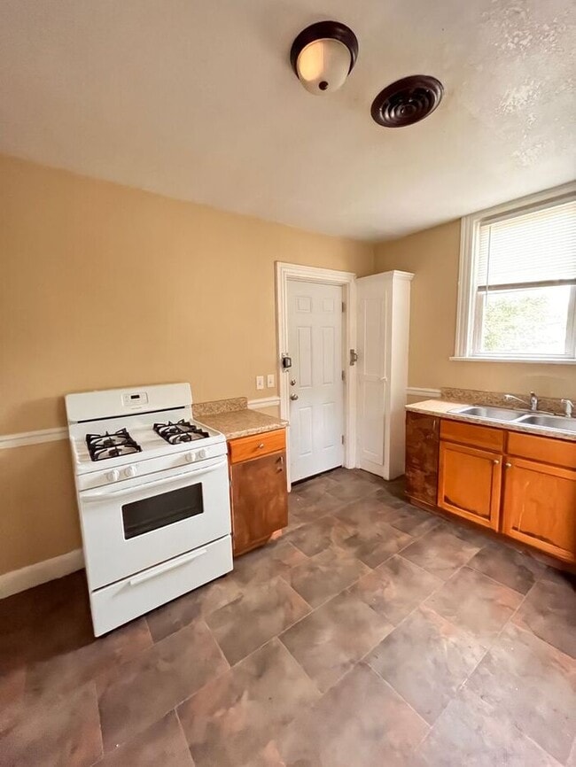 Building Photo - Cozy 2-Bedroom Apartment in a Prime Locati...