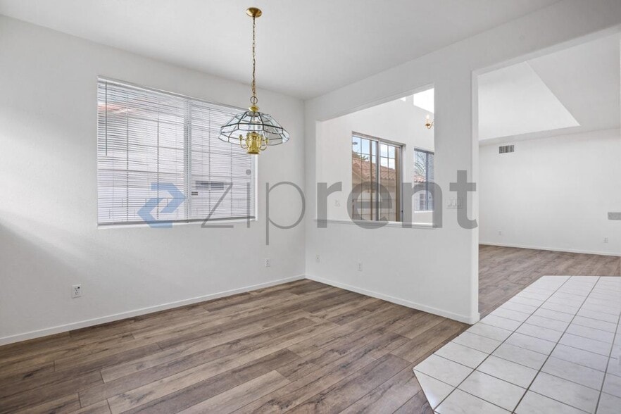Building Photo - Unit