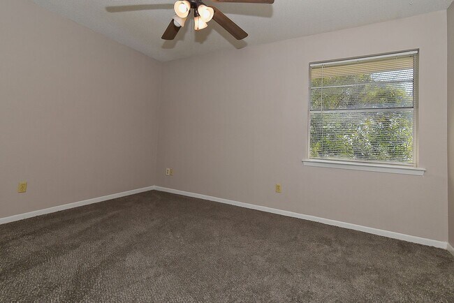 Building Photo - 1208 Yellowstone St