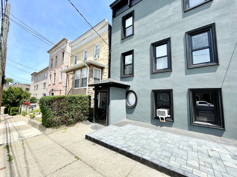 Building Photo - 243 Lincoln Ave