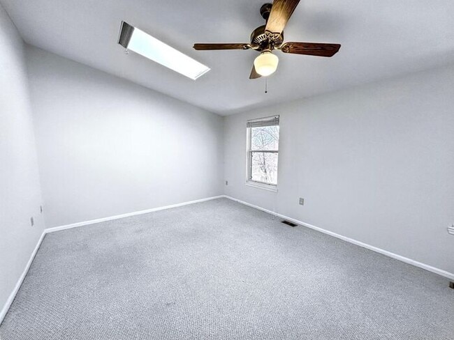 Building Photo - Charming 2-Bedroom Home with Modern Amenit...