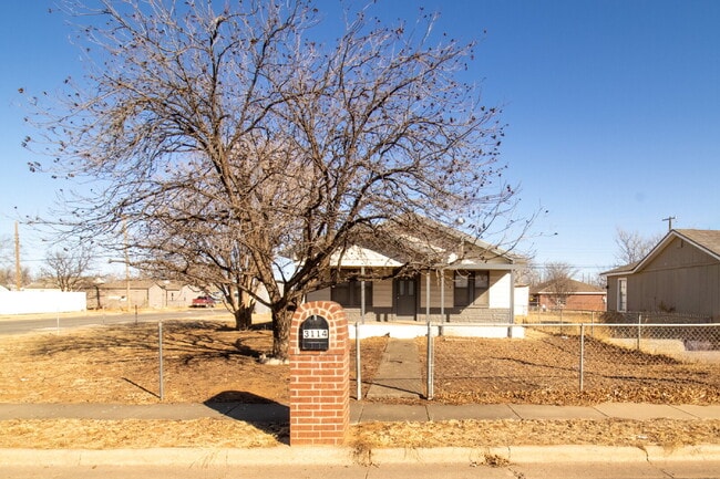 Building Photo - "Charming 2-Bedroom Retreat with Spacious 1411 sq. ft. Layout on Baylor Street, Lubbock!"