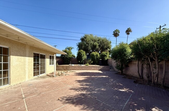 Building Photo - 13949 Oval Dr