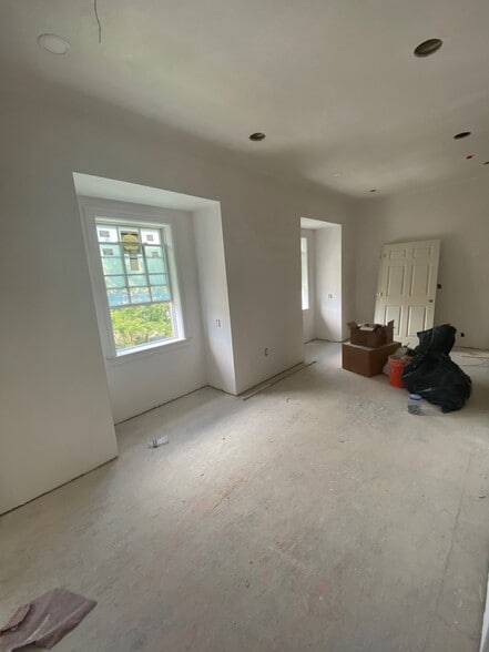 Building Photo - 136 Inman St