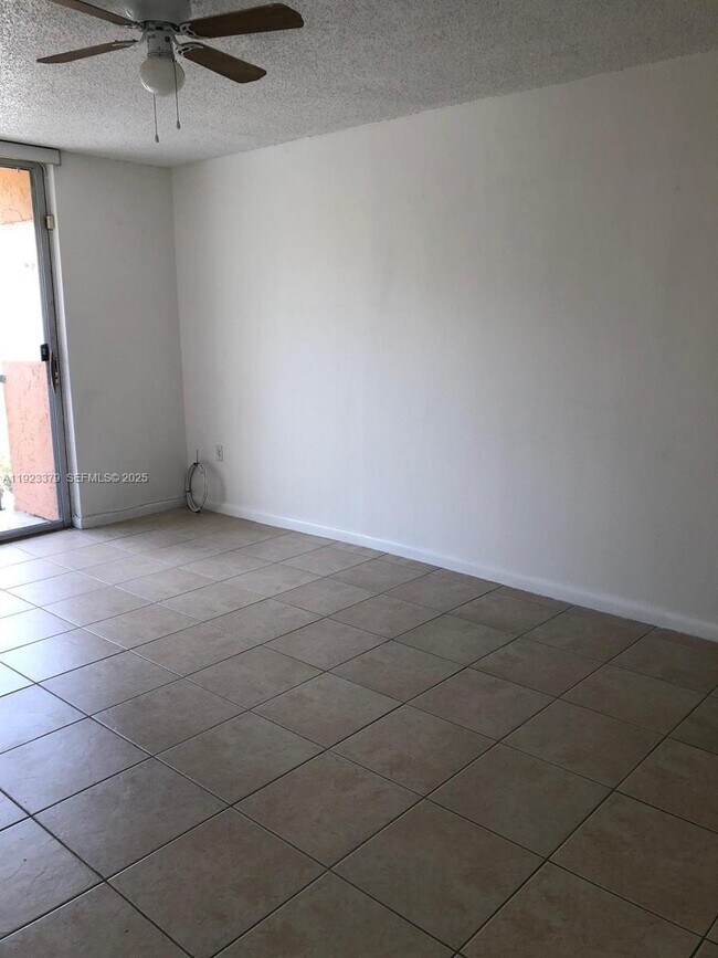 Building Photo - 9360 Fontainebleau Blvd