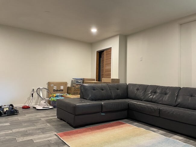 Building Photo - 1721 N High Point Rd