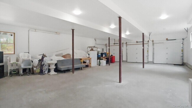 Building Photo - 420 Maple Ave S