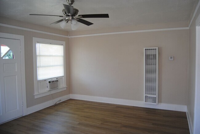 Building Photo - 2403 Sunset Ave