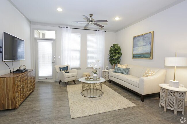 Building Photo - Prime Location Near Dining & Shopping!