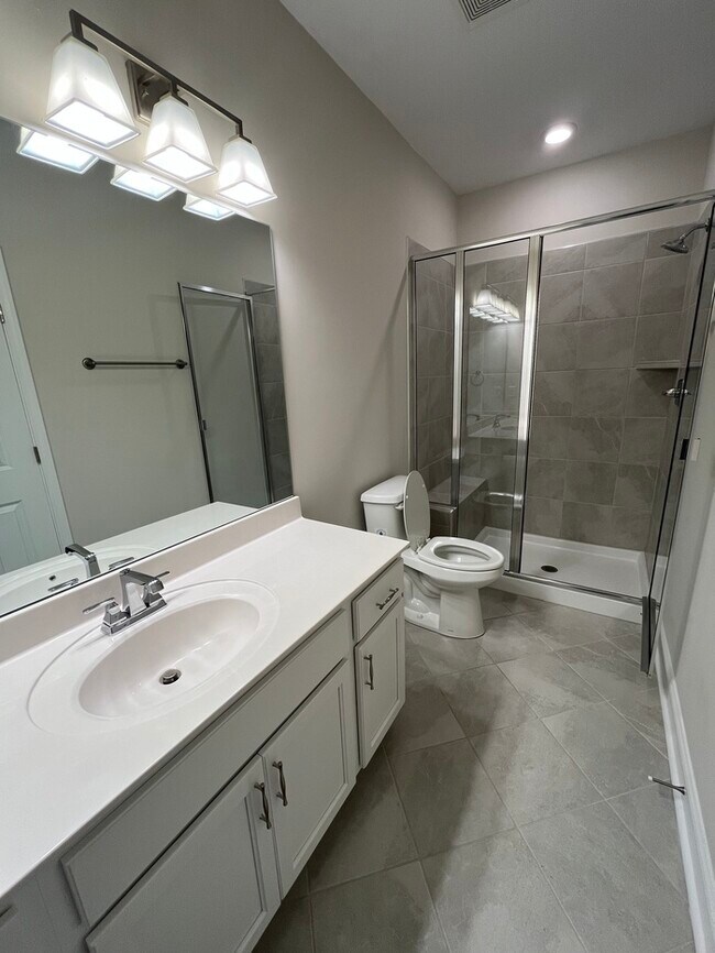 Building Photo - Beautiful 2-Bedroom Townhome with Modern C...