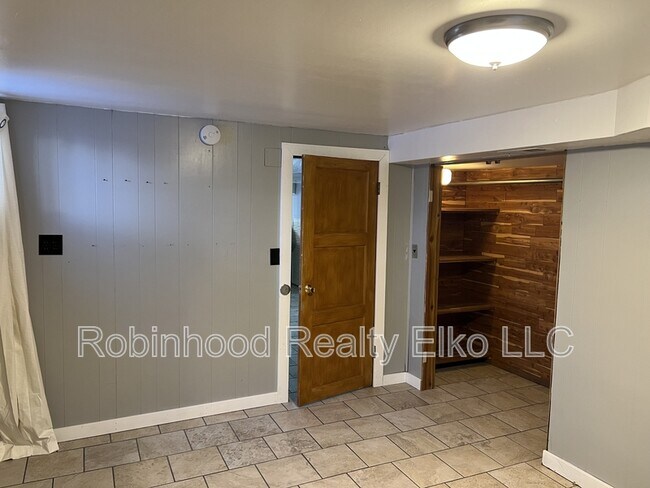 Building Photo - 272 W Cedar St