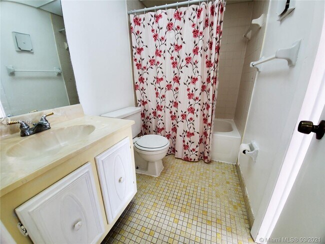 Building Photo - 9363 Fontainebleau Blvd