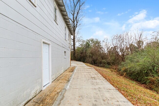 Building Photo - 960 7th Pl