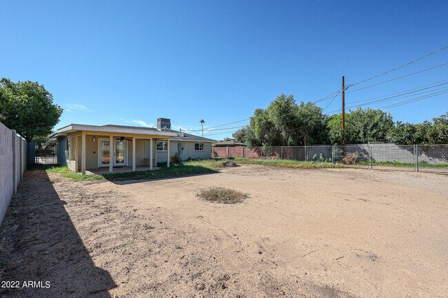 Building Photo - 1034 E Elm St