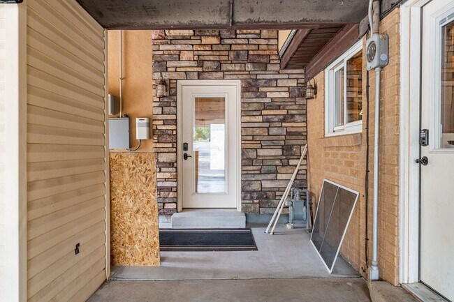 Building Photo - Single Family Home Close to SUU and Cedar High School