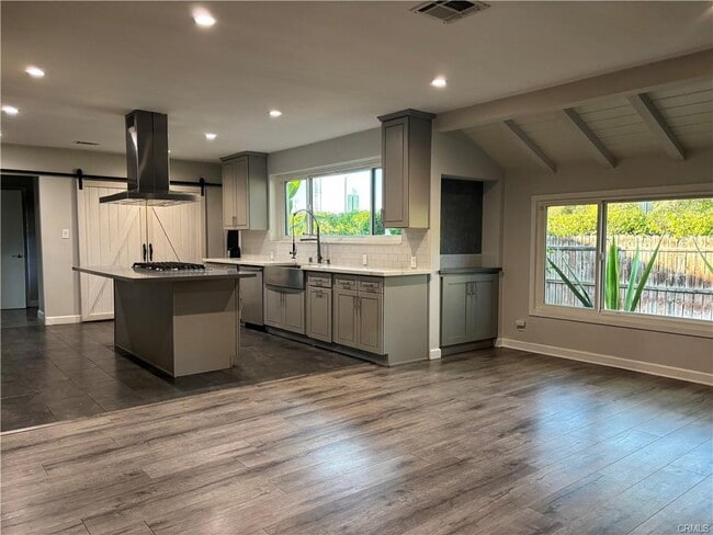 Primary Photo - 6656 Columbus Ave