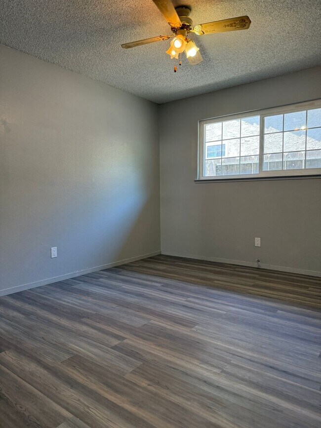Building Photo - 3 bedroom/2 bathroom home AVAILABLE NOW!!!!