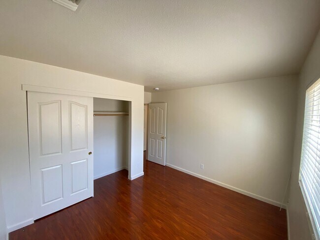 Building Photo - Spacious & Nice!
