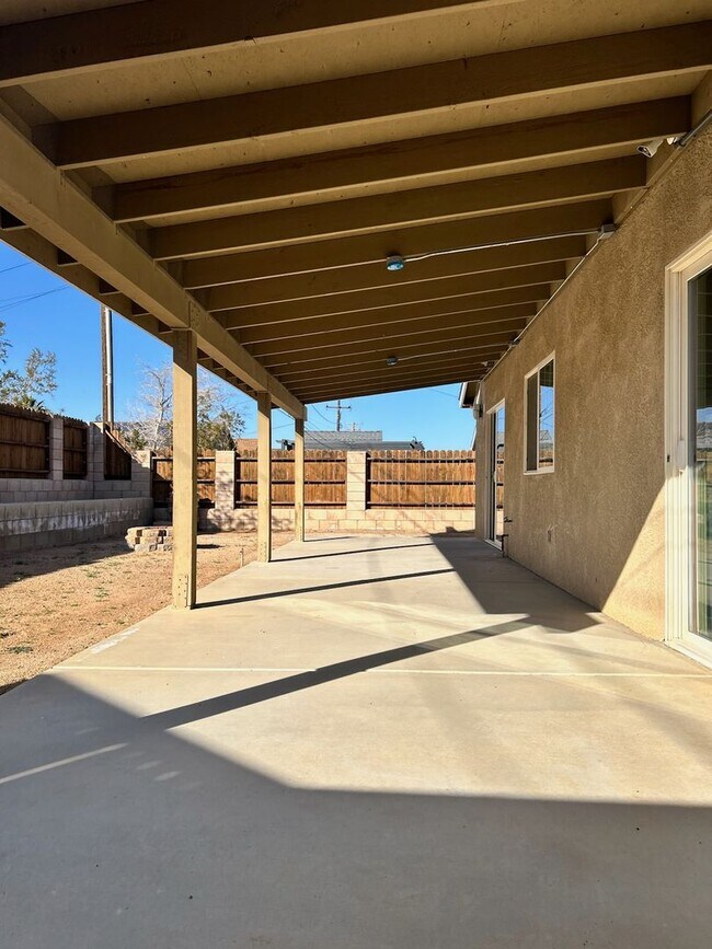 Building Photo - Please contact Vaughn Realty to set up an appointment, 760-446-6561