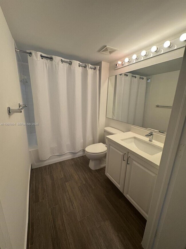 Building Photo - 1155 Brickell Bay Dr