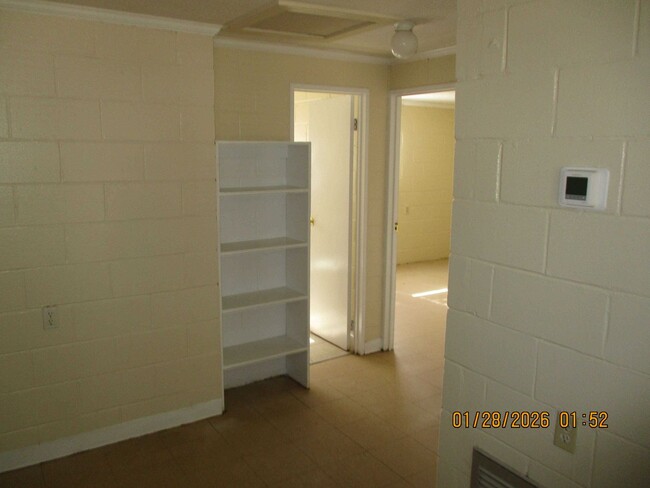 Building Photo - 806 W Lincoln Ave